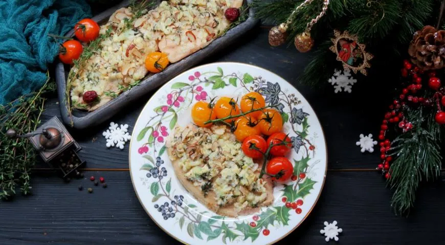 Филе трески в чесночном масле с сыром и миндалем