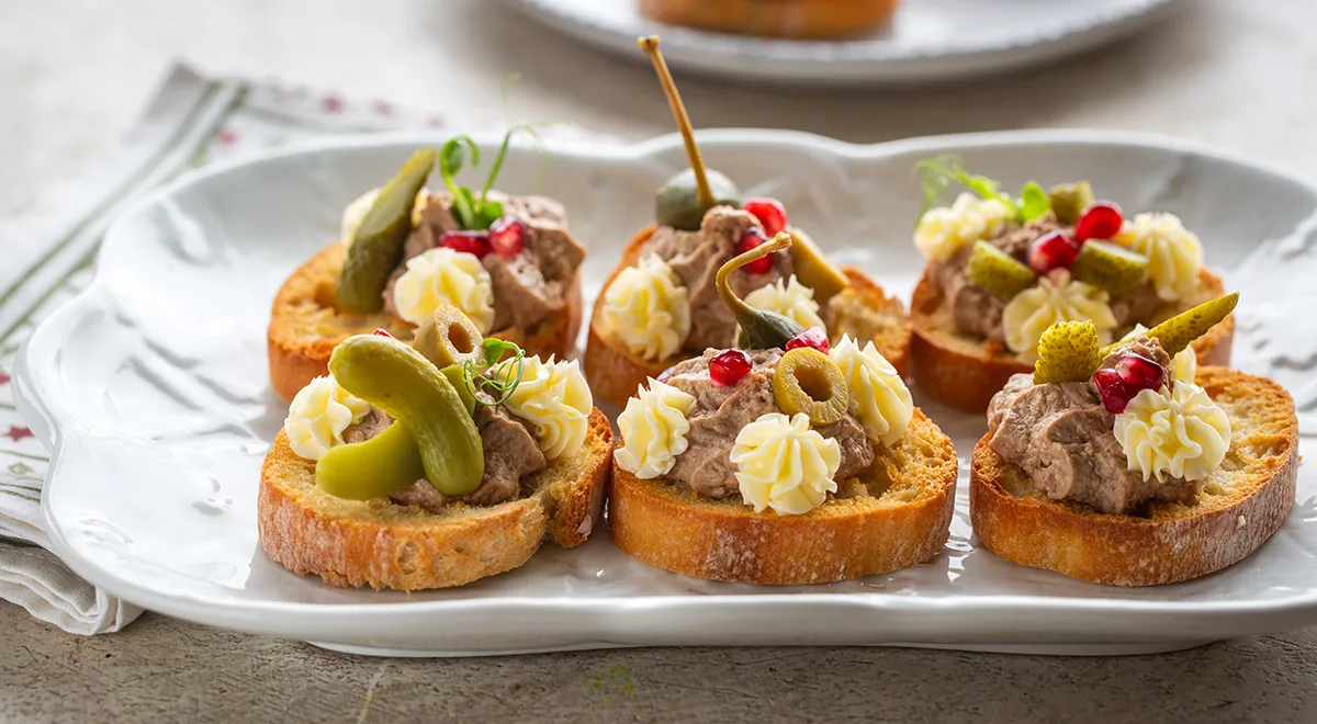 Канапе с паштетом из куриной печени
