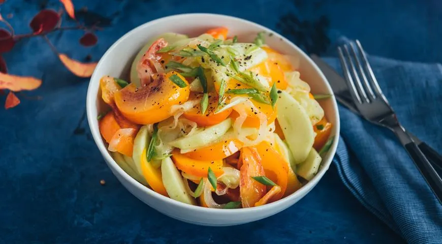 Пикантный салат с хурмой и яблоком