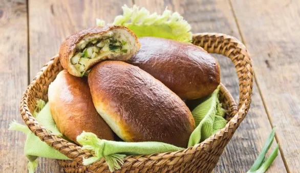 Пирожки из дрожжевого теста с зеленым луком и яйцом