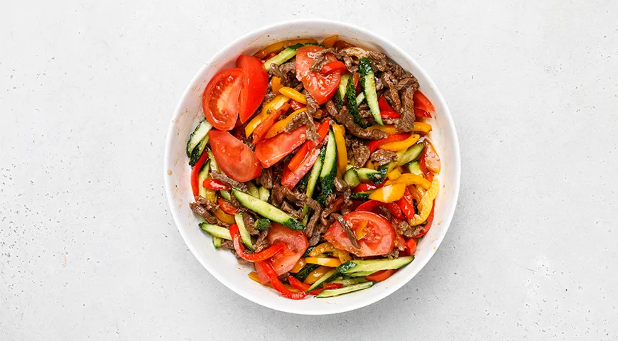 Салат с говядиной, болгарским перцем, помидорами и огурцами