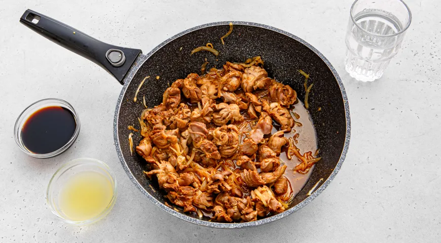 Куриные желудки в соевом соусе на сковороде
