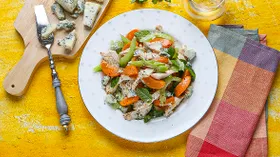 Салат из курицы с абрикосами и голубым сыром