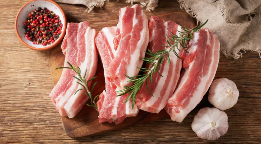 Свиное мясо не стоит есть слишком часто из-за обилия насыщенных жиров