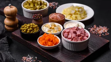 Завирусился необычный способ подачи оливье — попробуйте рулет на Новый год