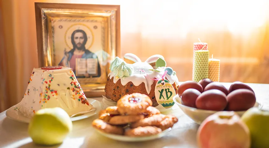 Одна из версий происхождения слова «кулич» говорит о славянских корнях и связи со словом «коло» (круг, солнце)