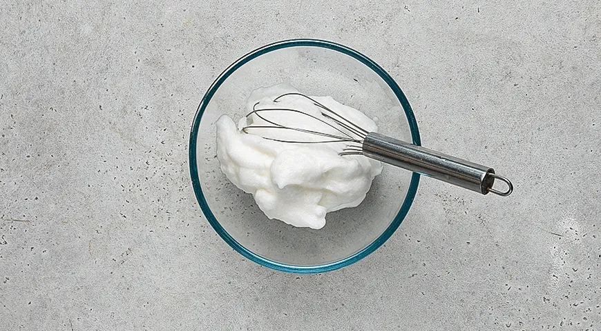 Цельнозерновые вафли с арахисовой пастой, ягодами и мороженым