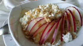 Рисовая каша с творогом, яблоком и медом