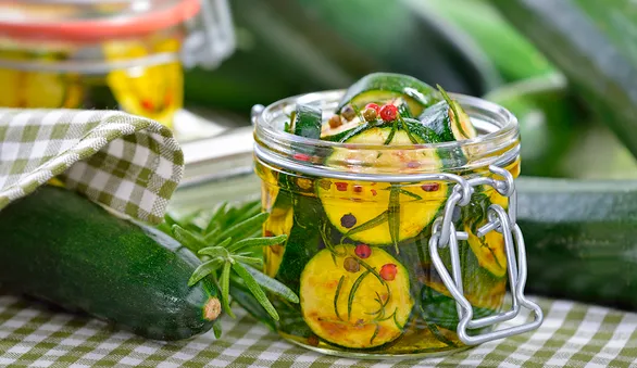 Маринованные кабачки: 3 вкусных домашних рецепта