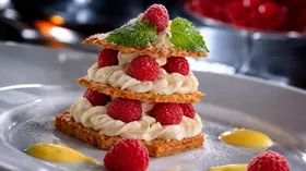 Миндальный крокан со свежими ягодами