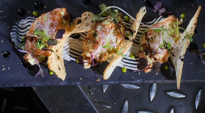 Тартар из лосося с авокадо и спайси-соусом