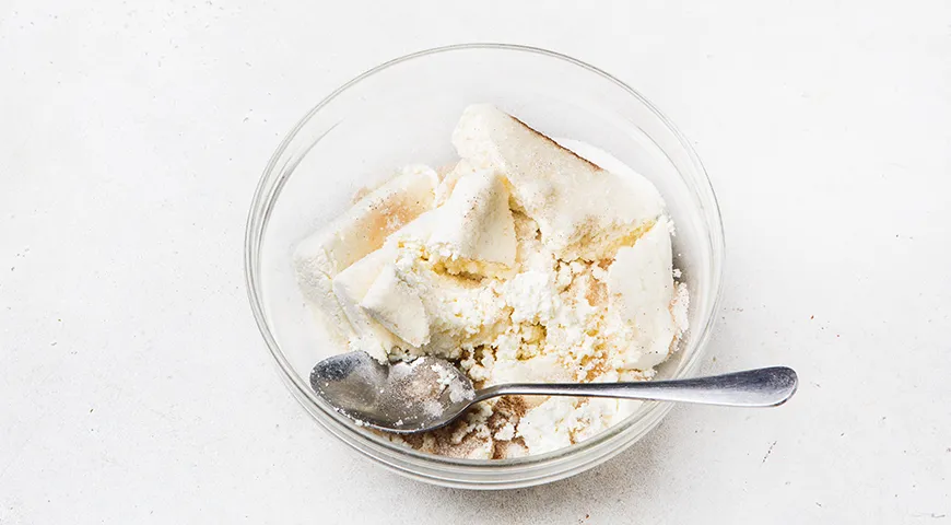 Насыпной пирог с яблоками и творожной начинкой