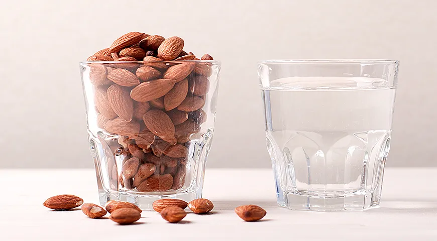 Для миндального молока нужны только сырой миндаль и качественная питьевая вода