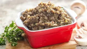 Блюда в кухонном комбайне с грибами