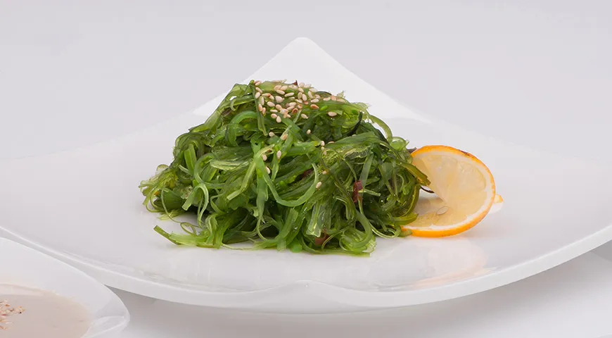 Морская капуста придаст салатам приятный солоноватый привкус