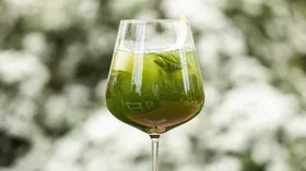 В соцсетях смешивают матчу с этим алкогольным напитком — получается трендовый коктейль