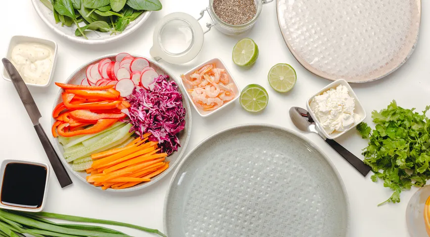 Рисовая бумага отлично сочетается с мятой, кинзой, базиликом, проростками, свежими огурцами, морковкой, сладким перцем, манго, авокадо, листьями салата