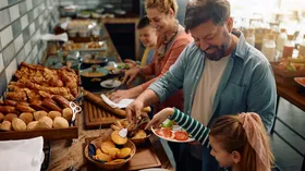 Шведский стол на курорте: 3 правила, чтобы не отравиться