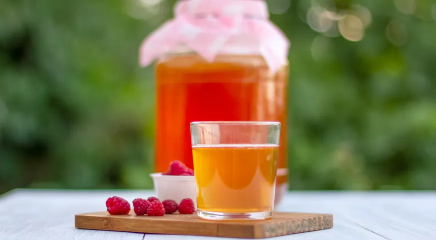 Комбуча с малиной и мятой