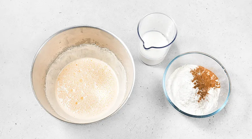 Заливной пирог на кефире с яблоками