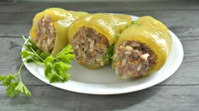Фаршированные перцы с фаршем, рисом и зеленью