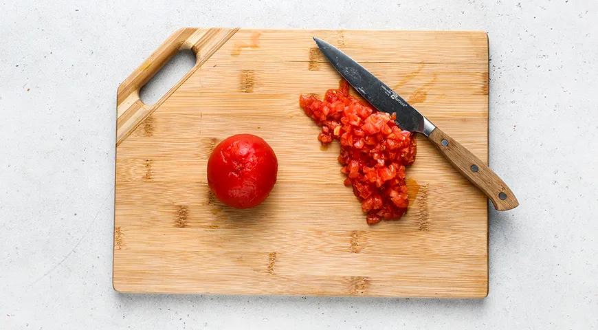 Рубленные куриные котлеты с помидорами