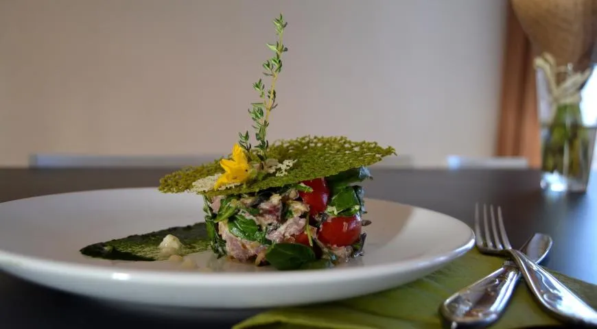 Готовим теплый салат с копченой корейкой и шпинатом под зеленым перфорированным чипсом