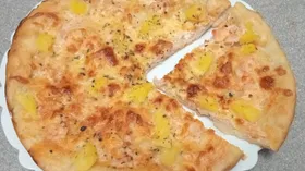 Пицца с креветками и ананасом