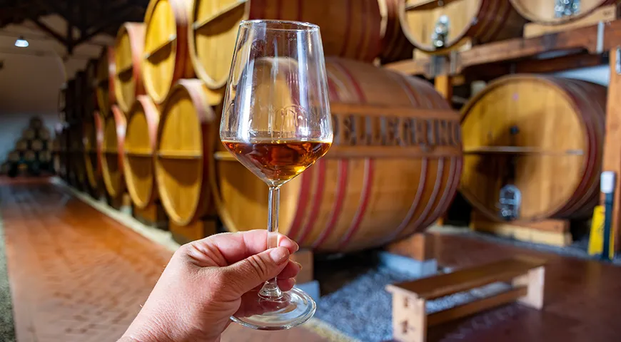 Крепость таких вин обычно 15–22% — заметно выше, чем у большинства тихих вин (9–15%)