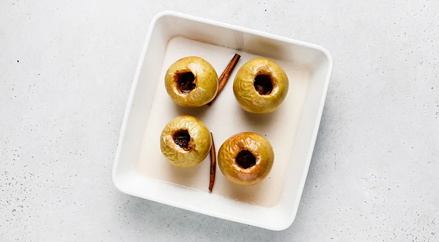 Яблоки с медом в духовке