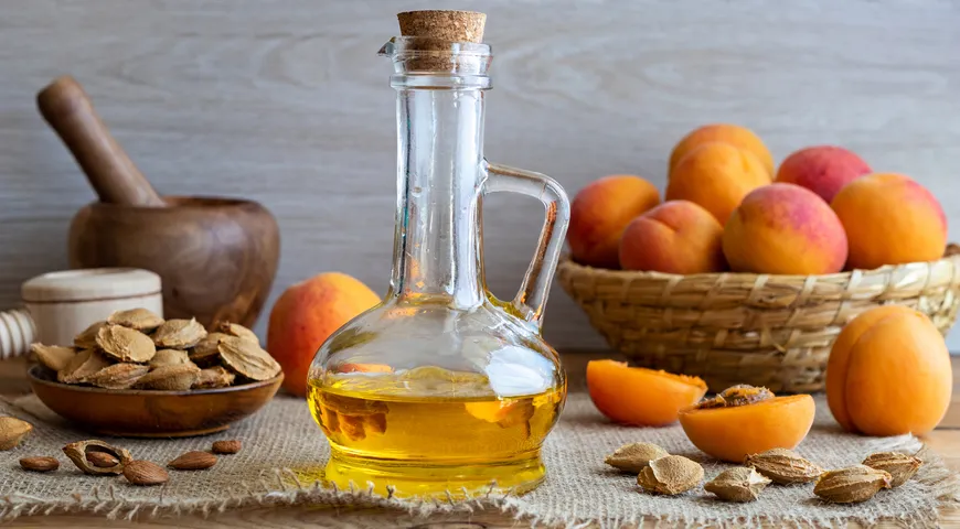 Из абрикосовых косточек делают одно из самых стойких и дорогих косметических масел, которое по свойствам не уступает миндальному