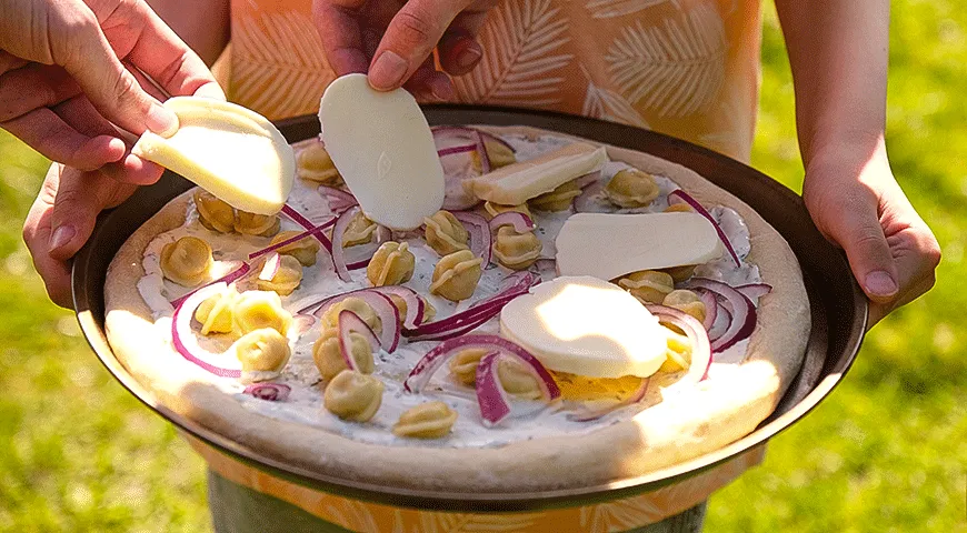 Пицца с пельменями