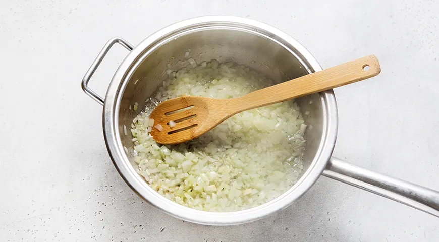 Макароны с сосисками под сливочным соусом