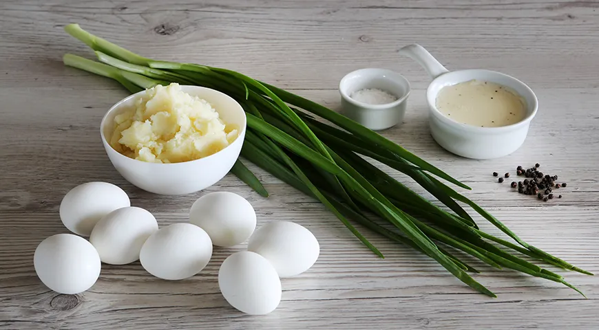 Раскладка продуктов для  яично-луковой начинки: зеленый лук, яйца, картофельное пюре или рис, соус бешамель или жирная сметана
