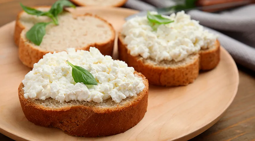 Творог жирностью 1,8% — это оптимальный вариант для тех, кто стремится получать полноценный белок и кальций, контролируя потребление жиров