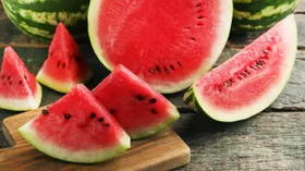 Нутрициолог пояснил, можно ли есть арбузные косточки и что будет, если случайно их проглотили