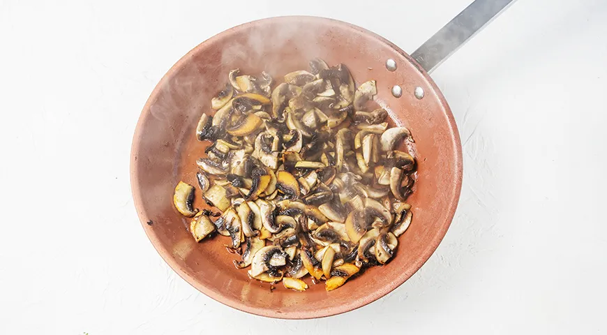 Слоёный салат с курицей, грибами, помидорами и сыром