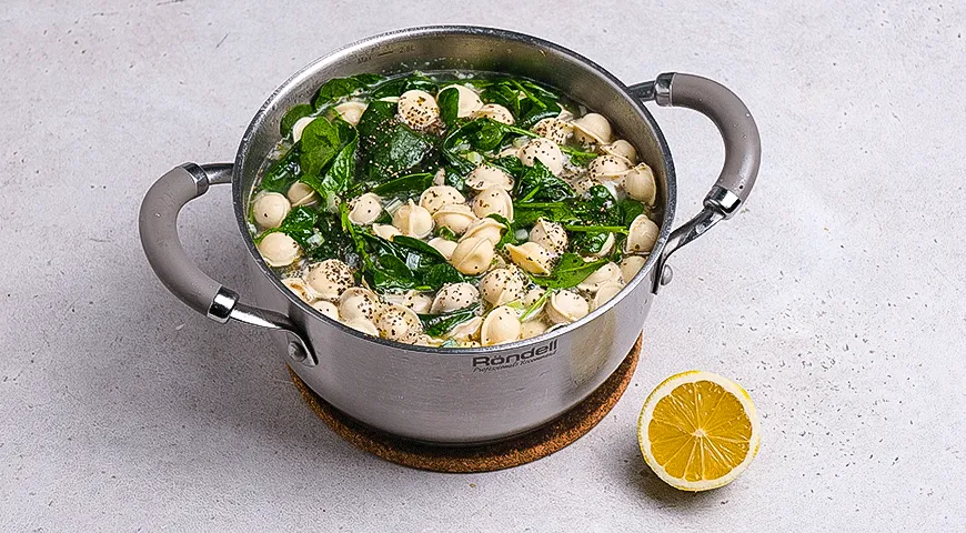 Зеленый суп с мини-пельменями и фасолью