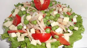 Салат с кальмарами, брынзой и зелёным горошком