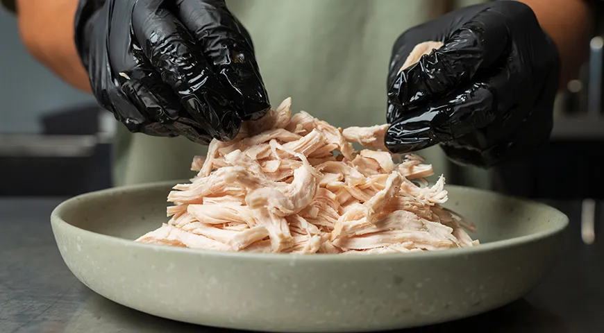 Чтобы отделять цельные нити и не превращать нежное мясо в кашу, механическое воздействие направляют строго вдоль мышечных волокон