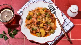 Тушеная капуста с картошкой и сосисками