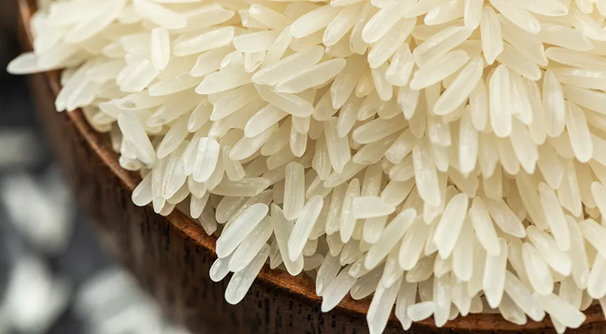 Поверхность качественного жасминового риса  — гладкая и однородная, без муки или пыли