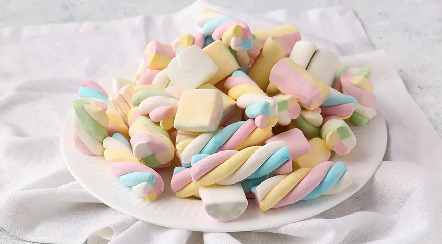 Разноцветные маршмеллоу ароматизируют ванилью, ягодными и фруктовыми экстрактами