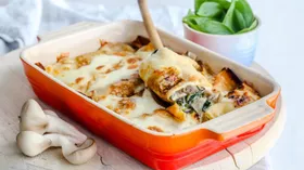 Блюдо из теста с мягкими сырами