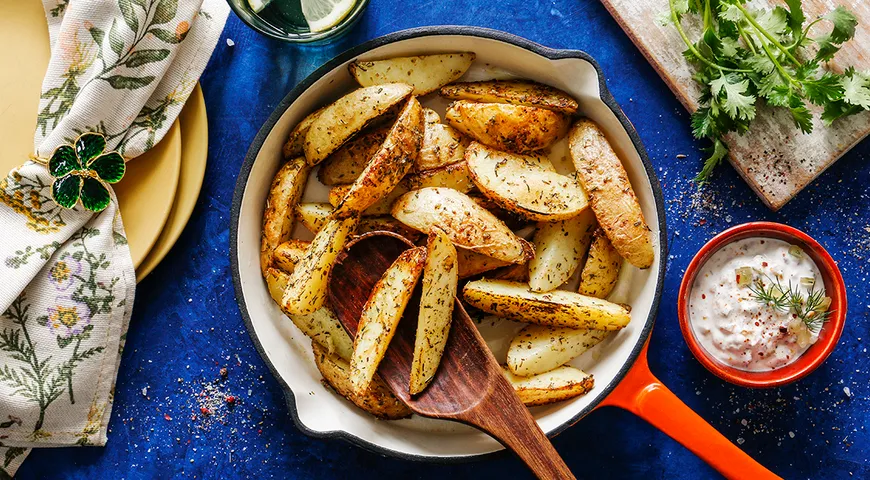 Молодой картофель, приготовленный на сковороде, получится невероятно вкусным, если жарить его на смеси растительного и сливочного масла