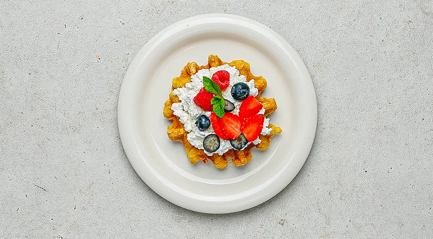 Чафли с зерненым творогом, ягодами и мятой