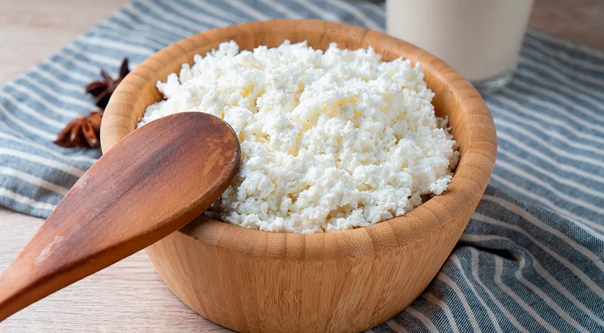 Общая масса качественного творога 1,8% должна быть рассыпчатой, но не пересушенной