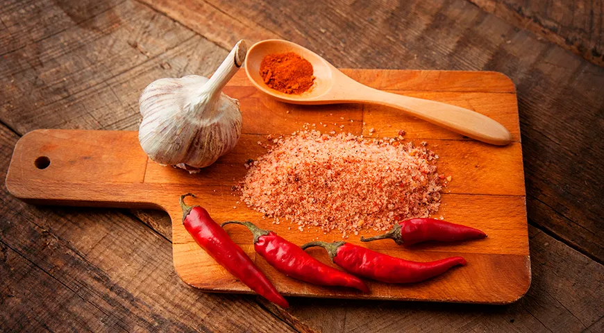 Адыгейская соль с чесноком и перцем чили