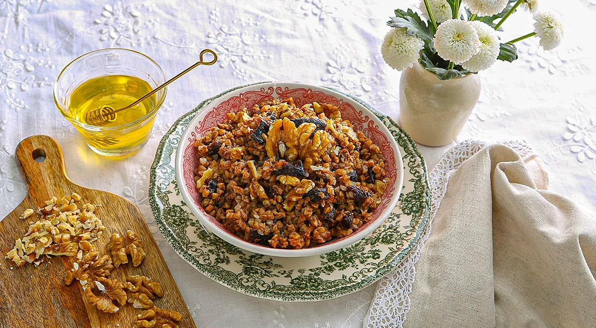 Гречневая каша  с черносливом и орехами
