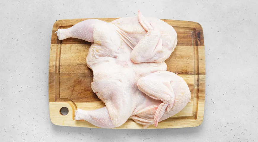 Жареная курица в молочно-чесночном соусе на сковороде